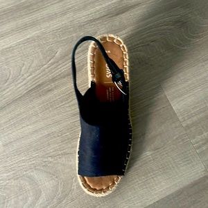Tom’s size 8 sandals in black